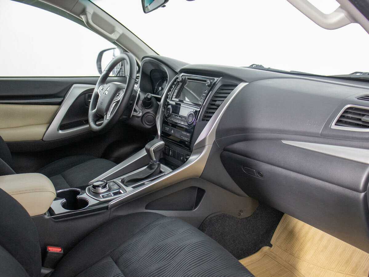Mitsubishi Pajero Sport б/у, 2017, Автоматическая. Фото: #9