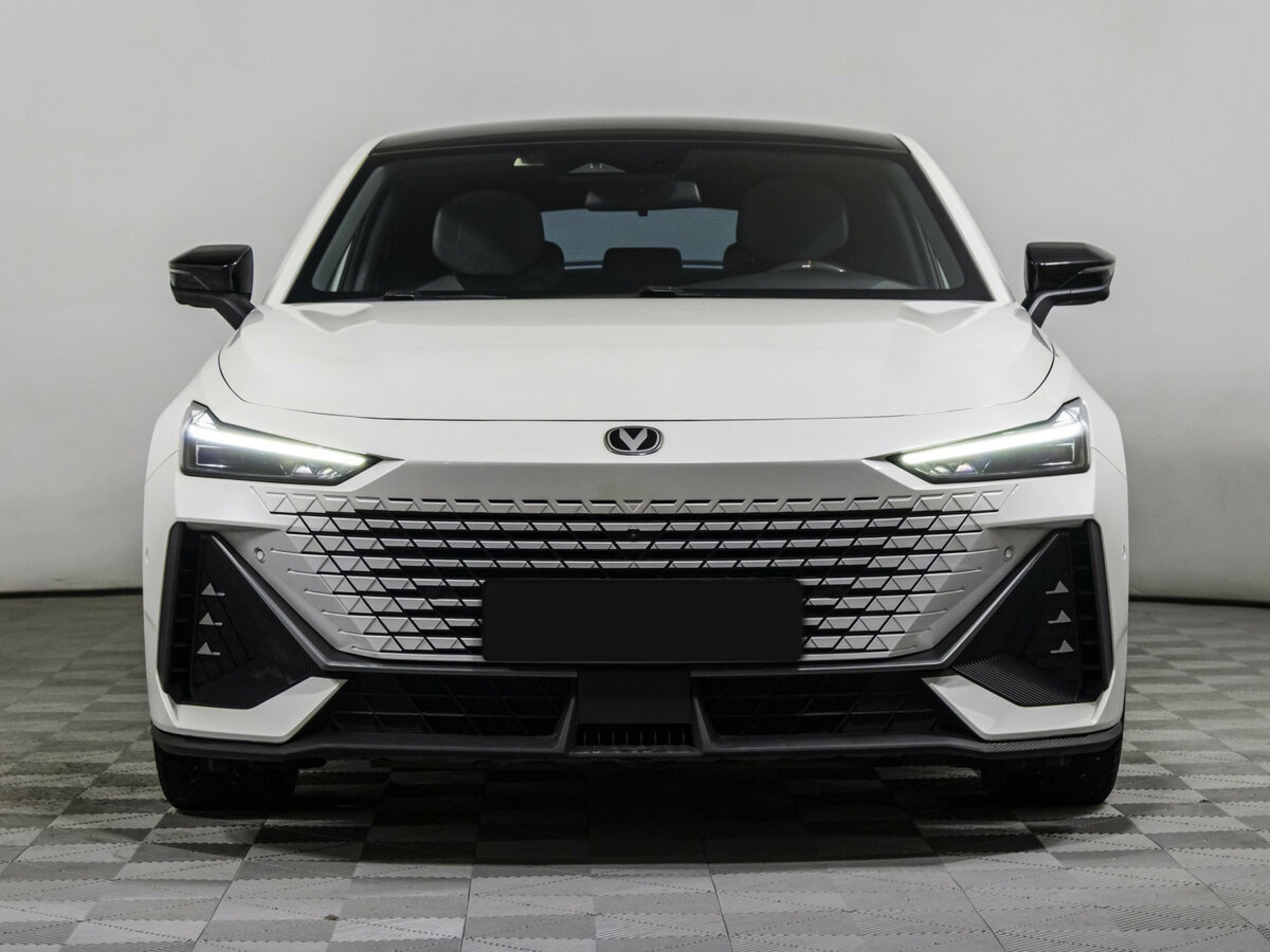 Чанган УНИ-В б/у, 2023, Роботизированная. Фото: #1